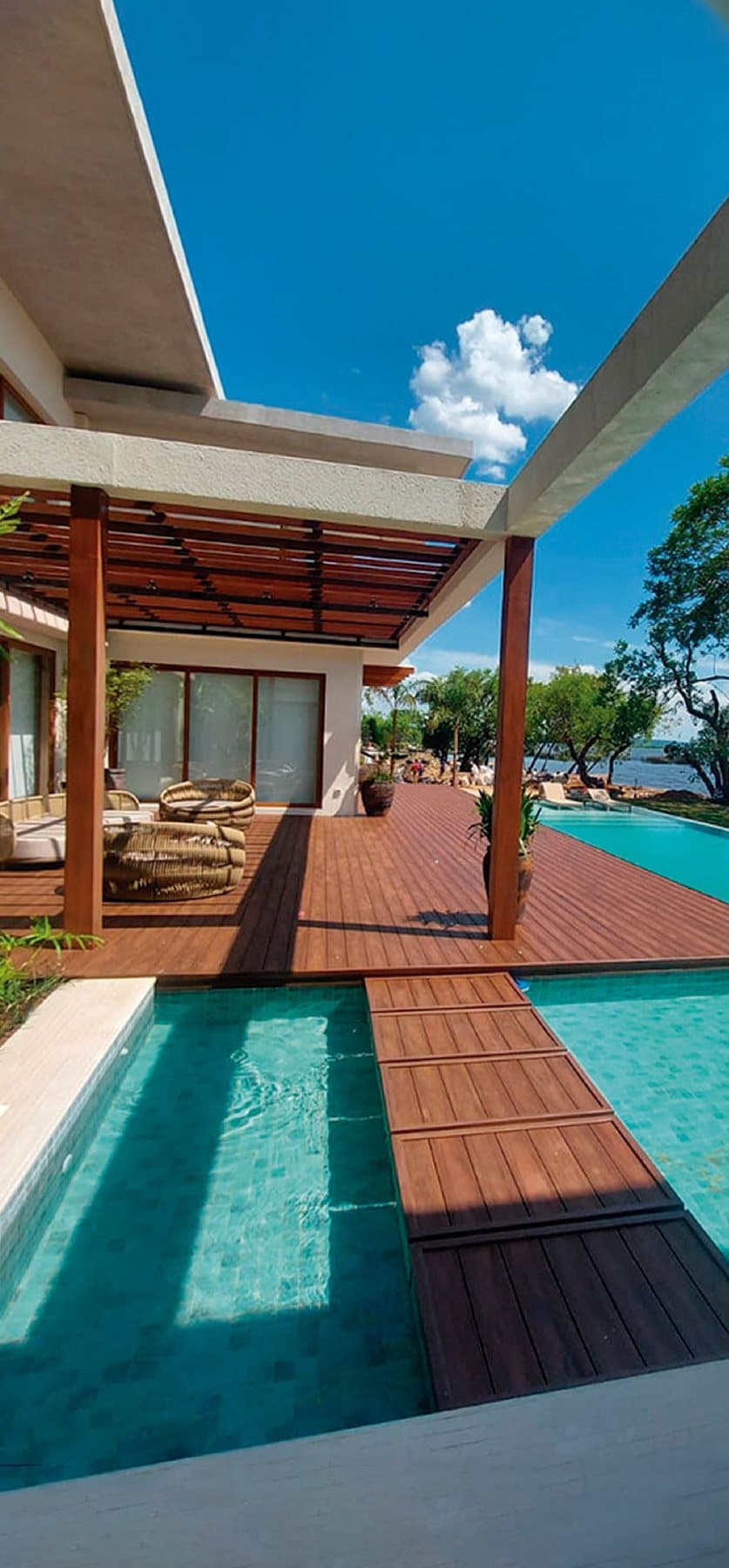 Deck IN BRASIL em borda de piscina