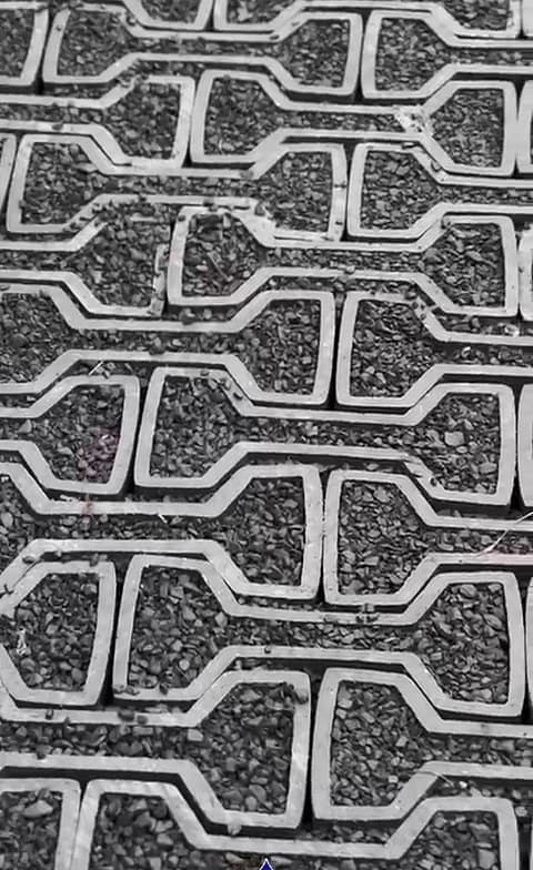 Detalhe do paver ecológico preenchido com pedrisco