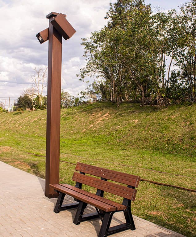 Poste de iluminação e banco de madeira plástica