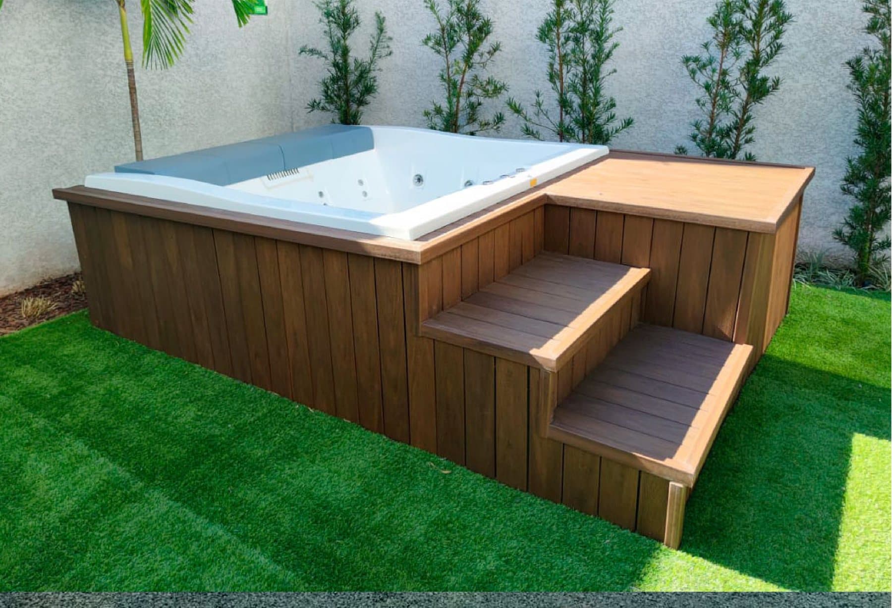 Deck de madeira plástica IN BRASIL com spa em jardim
